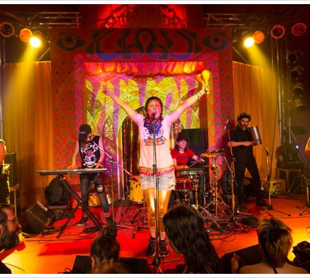 Groupe musical queer sur scène