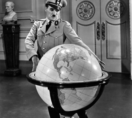 Charlie Chaplin devant un globe terrestre dans le film "Le dictateur"