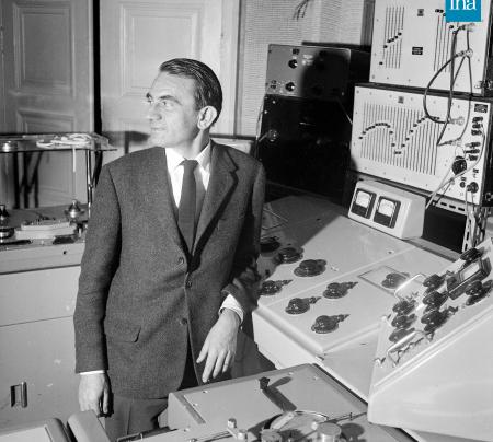 Photo en noir et blanc d'un homme devant des machines