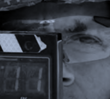 Visage de soldat derrière un clap de cinéma