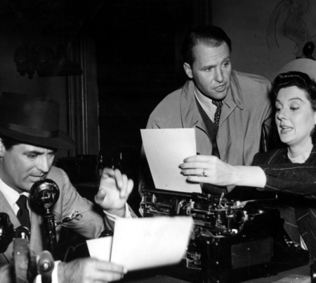 extrait d'un film en noir et blanc où l'on voit une femme et deux hommes autour d'une machine à écrire