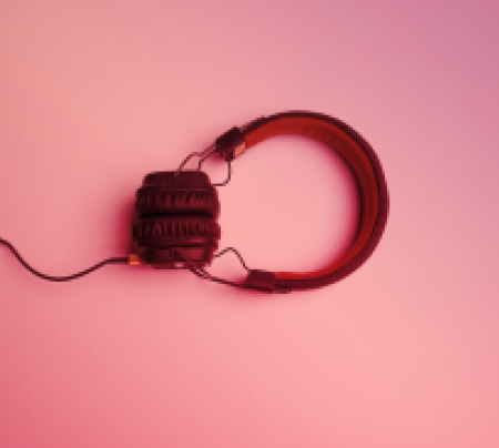 Casque audio sur fond rose
