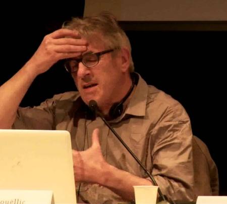 Photographe de Gilles Moëllic s'exprimant lors d'un colloque