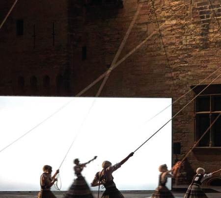 Danseuses tirant sur des cordes devant un écran blanc