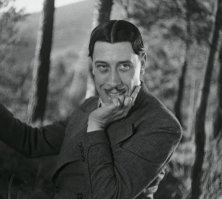 Portrait noir et blanc de Fernandel (extrait de film)