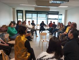 Cercle d'étudiants écoutant une intervenante
