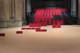 Fauteuil rouges, scène et hauts de fauteils sur la scène