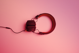 Casque audio sur fond rose
