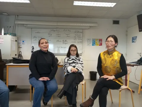 Trois femmes assises