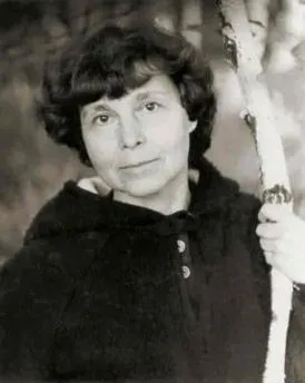 portrait de sofia gubaidulina en noir et blanc