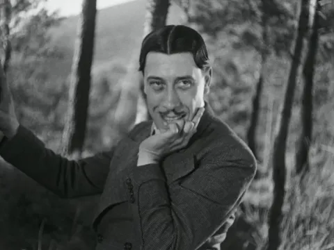 Portrait noir et blanc de Fernandel (extrait de film)