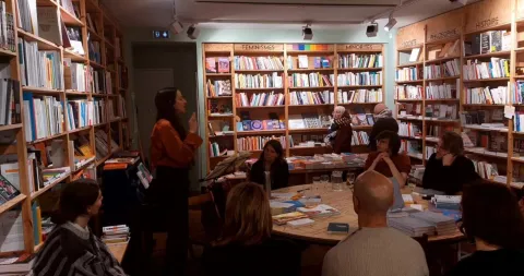 Discussion dans une librairie entre un public et une oratrice