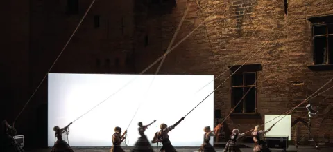 Danseuses tirants sur des cordes devant un écran blanc