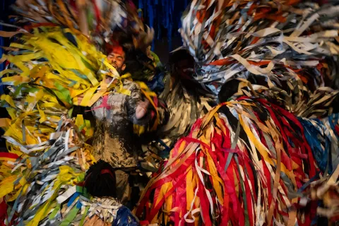 Photo très colorée avec danseurs en mouvement
