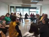 Cercle d'étudiants écoutant une intervenante