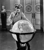 Charlie Chaplin devant un globe terrestre dans le film "Le dictateur"