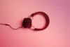 Casque audio sur fond rose