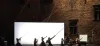 Danseuses tirant sur des cordes devant un écran blanc